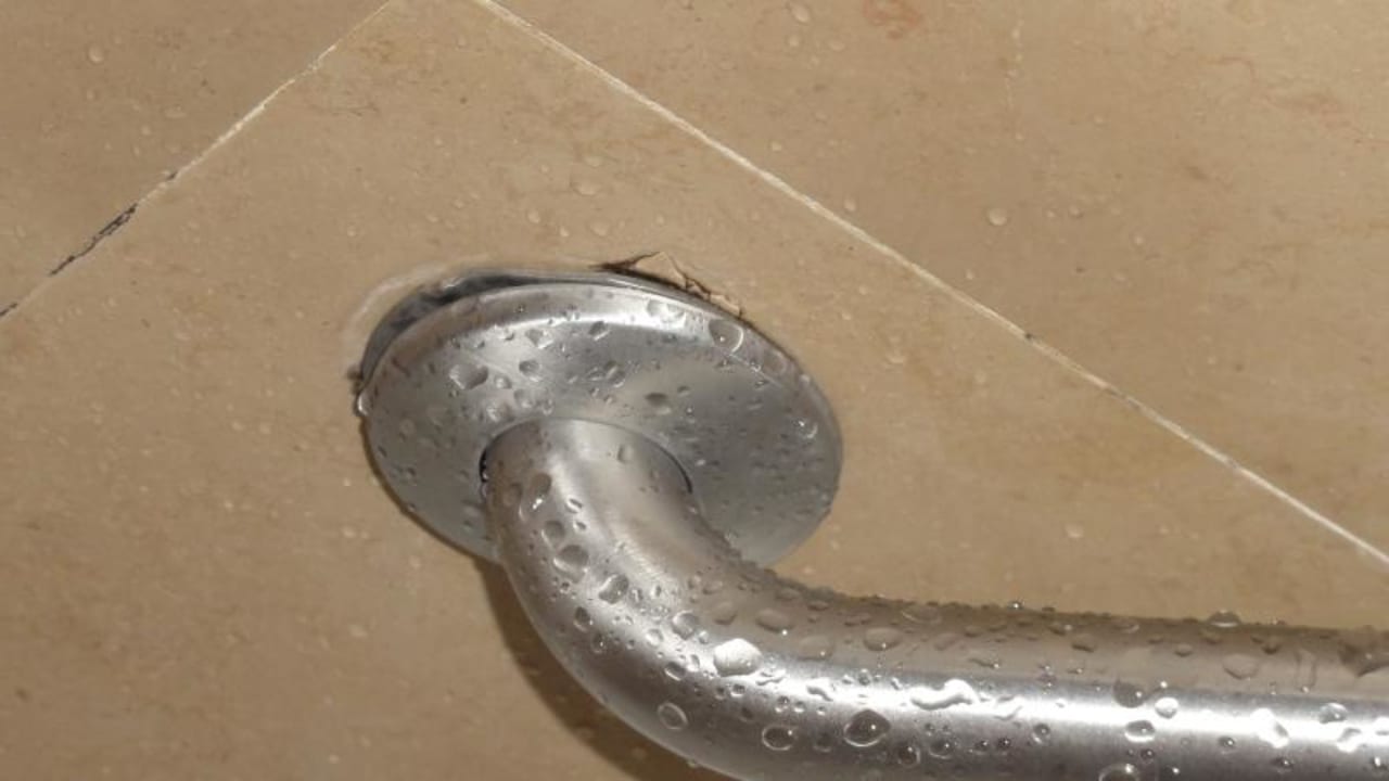 Alter, kaputter Haltegriff in der Dusche Sandals Royal Bahamian