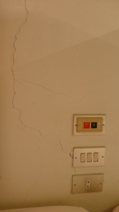 Risse an den Wänden im Bungalow durch die Elektrik Shams Safaga Resort