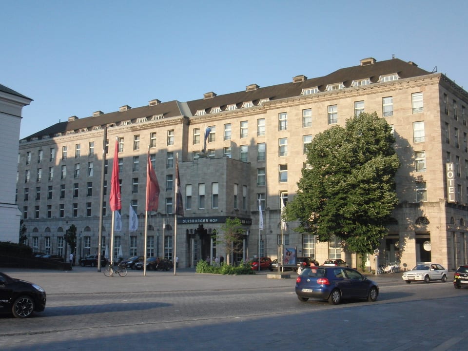 Haupteingang Wyndham Duisburger Hof