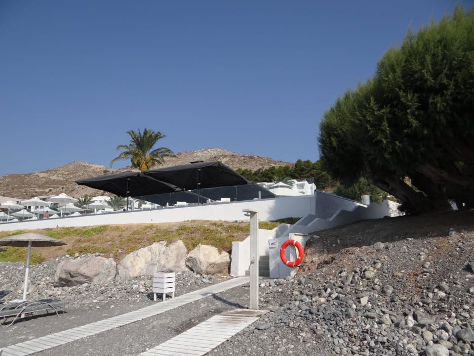 Blick vom Strand zur Poolbar Dimitra Beach Hotel & Suites