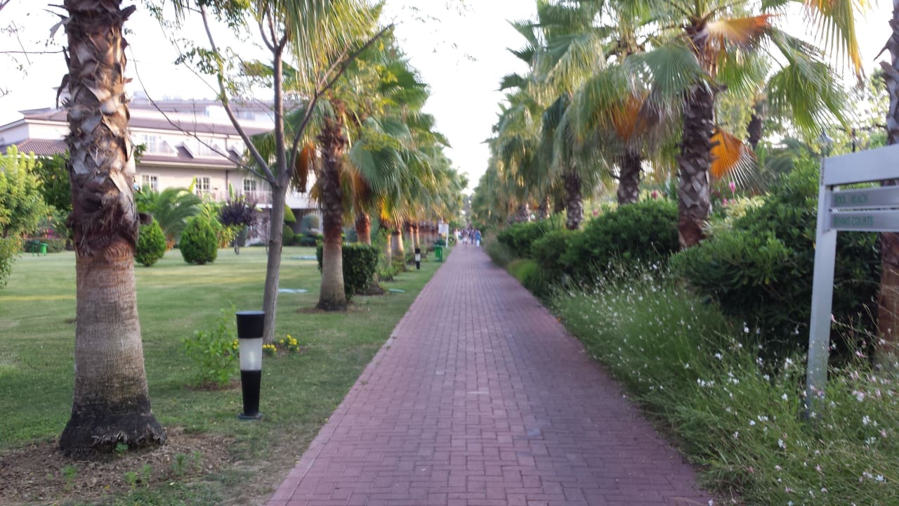 Weg zum Haupthaus Sunis Elita Beach Resort & Spa