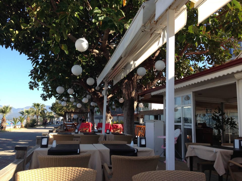 Terrasse für Frühstück/Mittagessen/Abendessen  Makri Beach Hotel