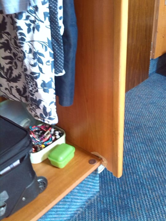 Kaputter Kleiderschrank Moselhotel Hähn