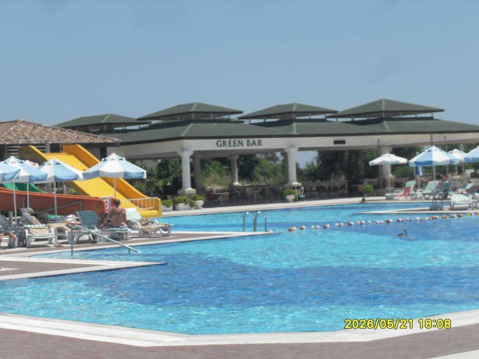 Poolansicht mit Rutschen Hotel Club Nena