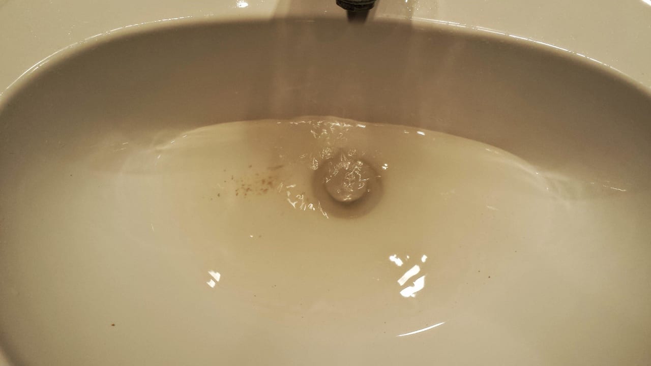 Braunes Wasser aus dem Wasserhahn Sandy Beach Resort