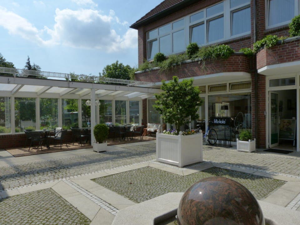 Innenhof mit Kaffeeterrasse Hotel Am Stadtpark