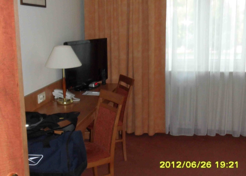 Blick auf den Schreibtisch und TV Best Western Hotel Portos