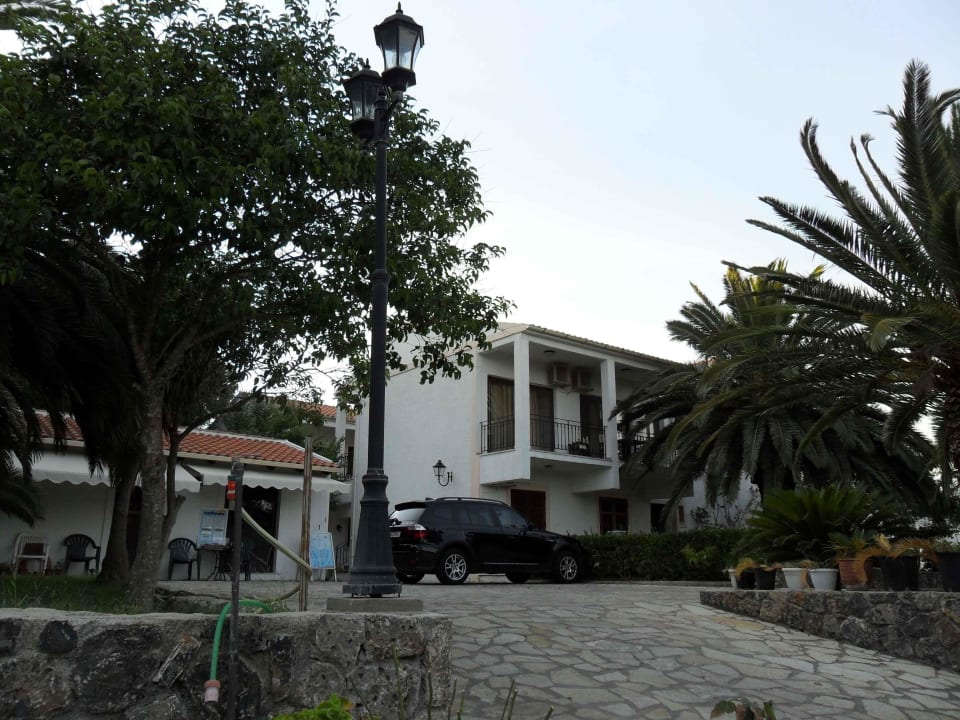 Blick vom Parkplatz zum Appartementhaus Kommeno Bella Vista Apartments