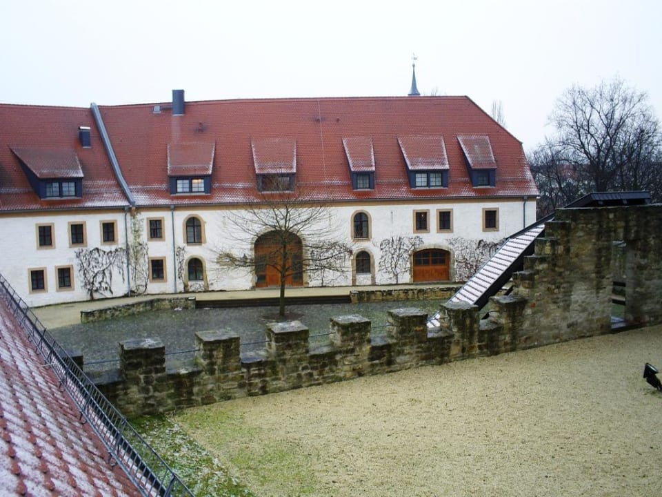 Blick auf Seitenflügel und Turmvorplatz Schloßhotel Schkopau