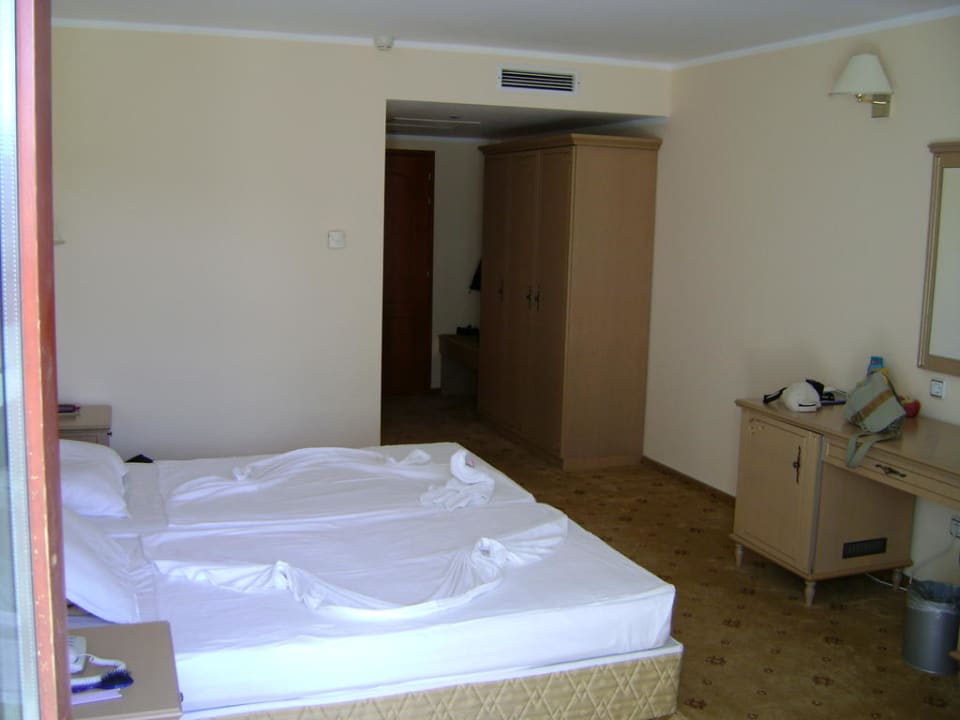 Zimmer mit Betten und Möbilar Duni Royal Pelican Resort