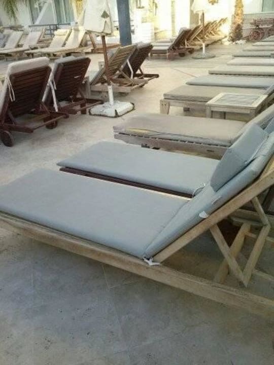 Die zwei vorderen Auflagen sind neu. Glaros Beach Hotel