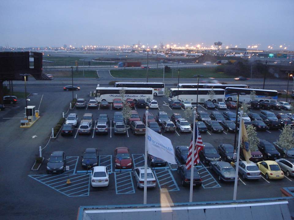 Zimmerausblick: Parkplatz und Flughafen Hotel Wyndham Garden Newark Airport