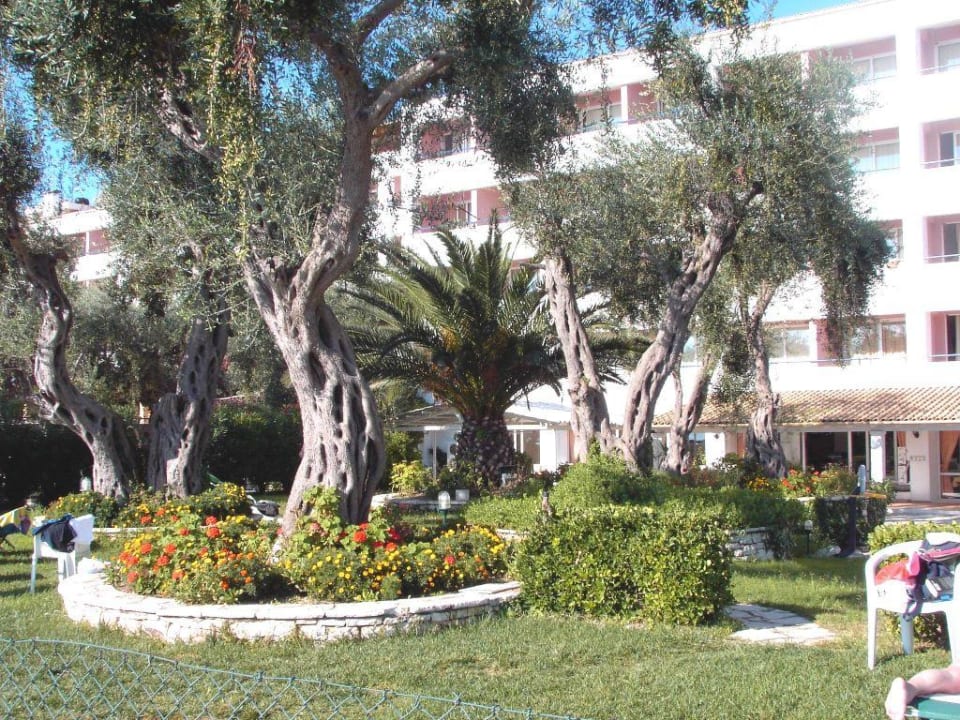 Parkanlage des Hotels Elea Beach Hotel