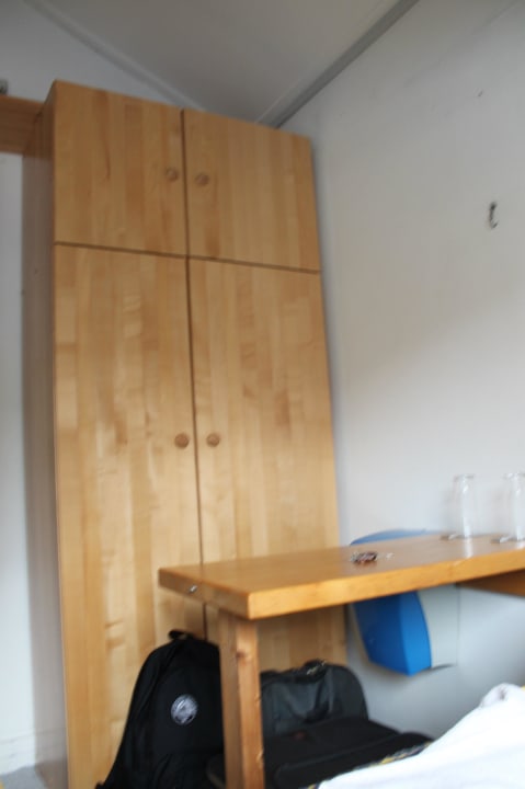 Zimmer - Schrank und Tisch Hotel The Red House