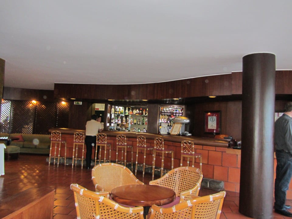 Blick auf die Theke Hotel Dom Pedro Madeira