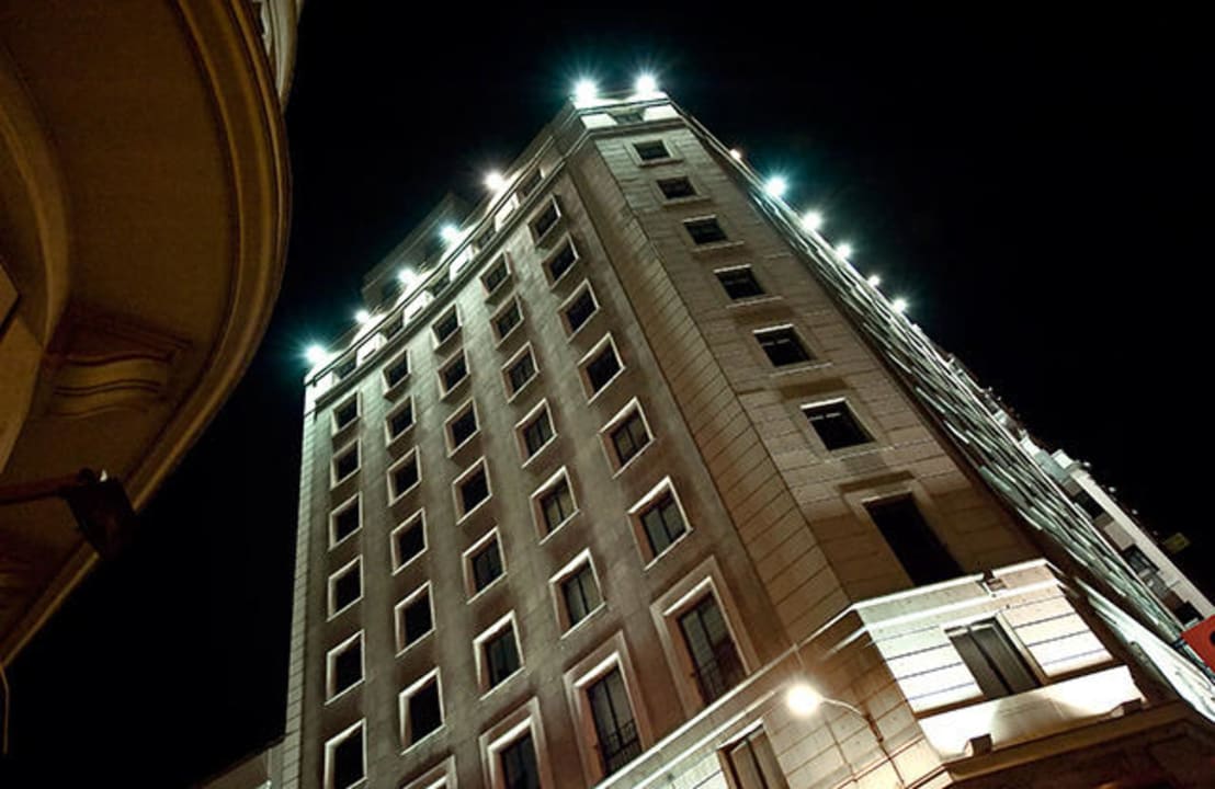 Fachada de noche Vincci Vía - 66