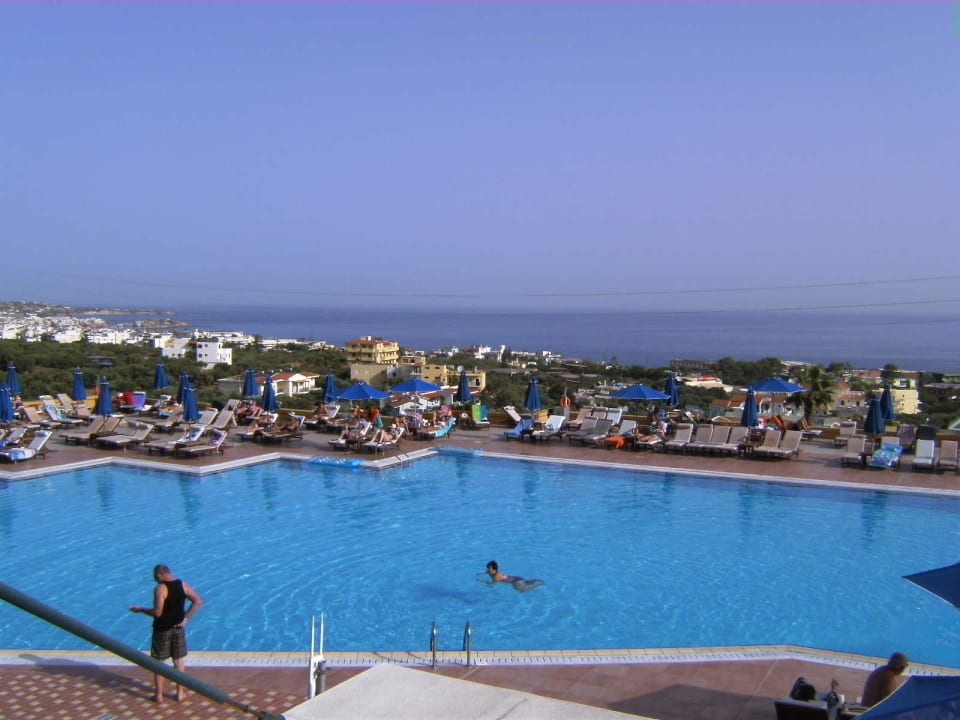 Blick von Terrasse auf Pool Royal & Imperial Belvedere Resort