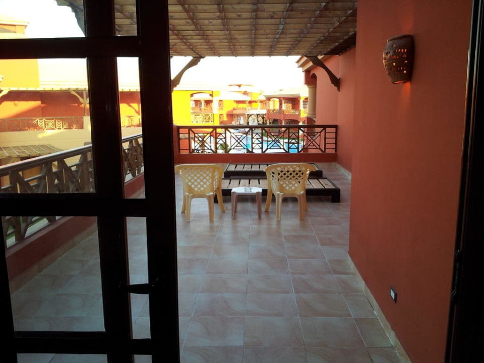 Der großzügige Balkon im 400er Bereich Pickalbatros Alf Leila Wa Leila Resort - Neverland Hurghada