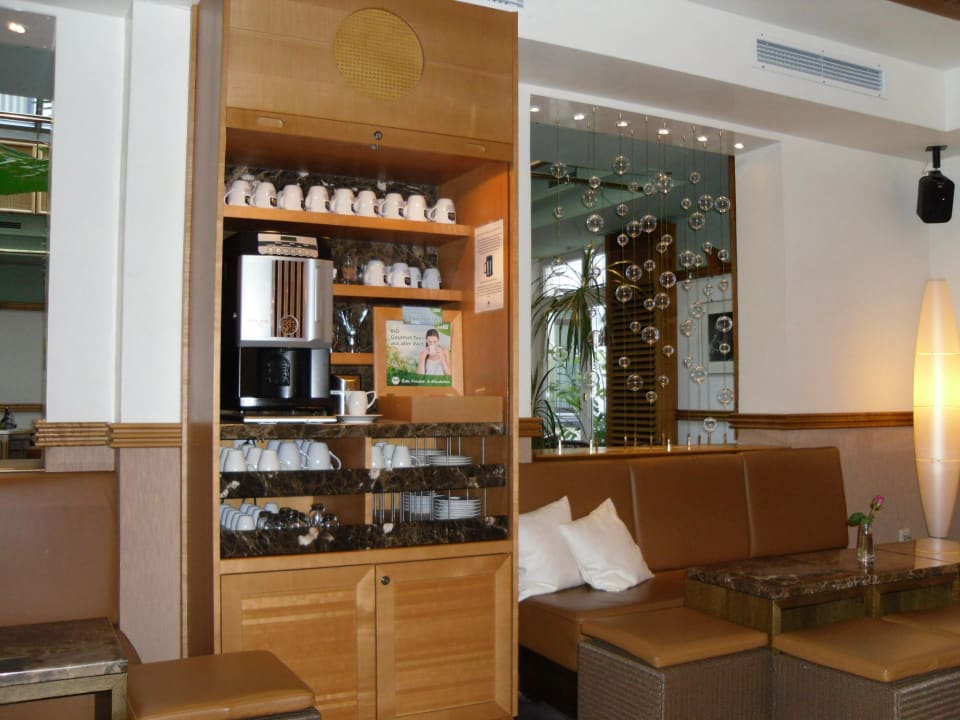 Kaffeeautomat und Barbereich (abends) Hotel Victoria, BW Signature Collection by Best Western