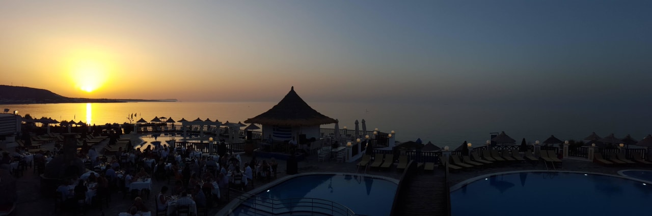 Sonnenuntergang beim Greek BBQ Alexander Beach Hotel & Village Resort