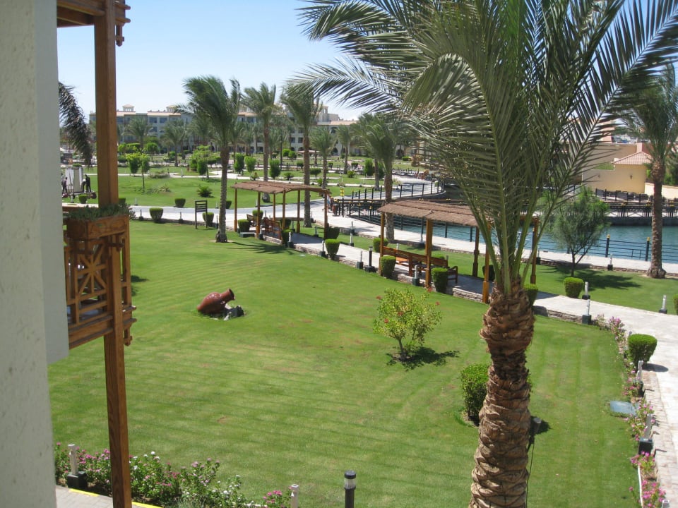 Außenanlage von unserem Zimmer 2006 Pickalbatros Dana Beach Resort - Hurghada