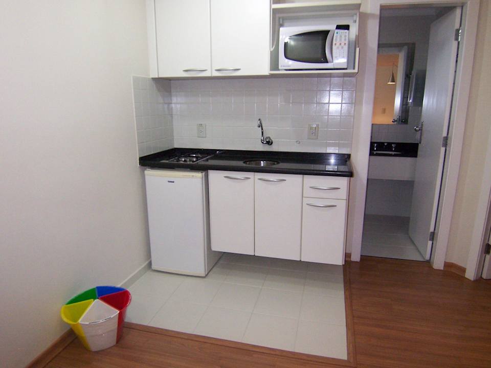 Küchenzeile mit farbigem, offenen Mülleimer Hotel Travel Inn Guaratinguetá