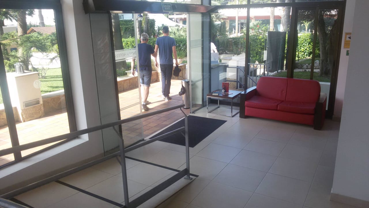 Eingang Apartementhaus mit Getränke-/Snackautomaten Aparthotel Pabisa Orlando