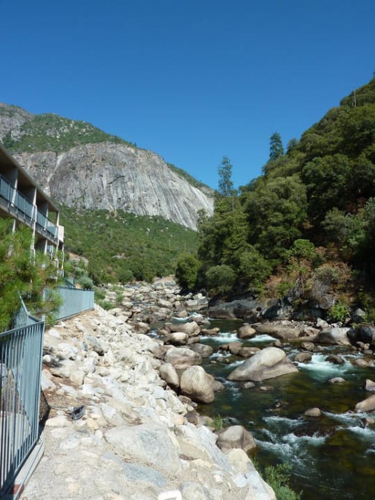 Ausblick vom Balkon auf den Fluss Hotel Yosemite View Lodge