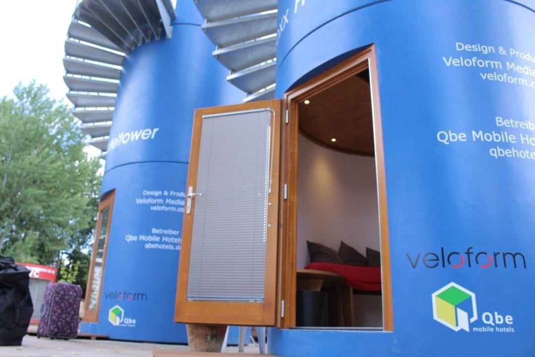 Hoteltower außen Qbe Hotel Heizhaus Berlin