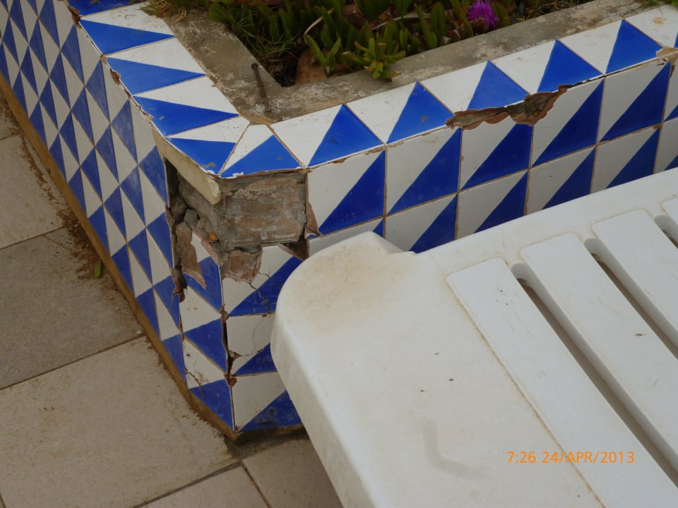 Kaputte Fliesen im Poolbereich. Hotel El Mouradi Djerba Menzel