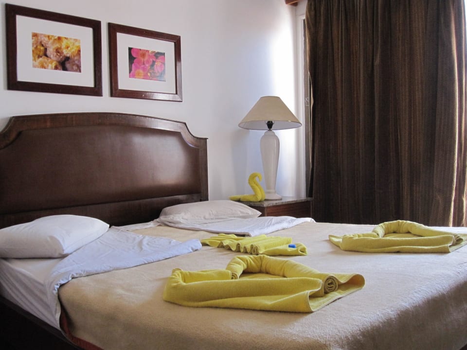 Двухспальная кровать с фигурками из полотенец! Marlin Inn Azur Resort