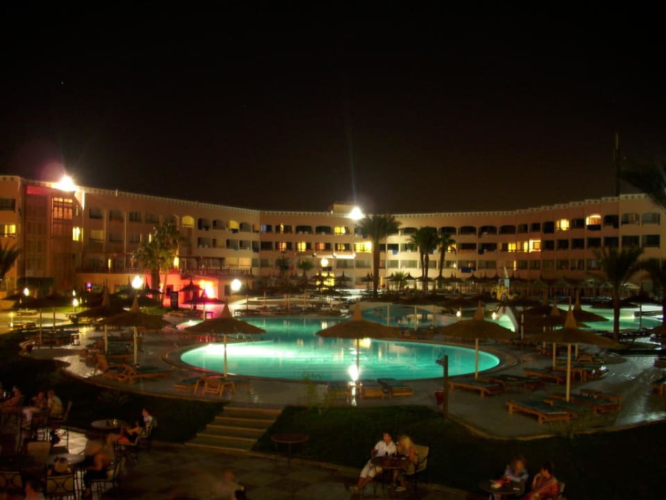 Poolanlage bei Nacht Beach Albatros Resort
