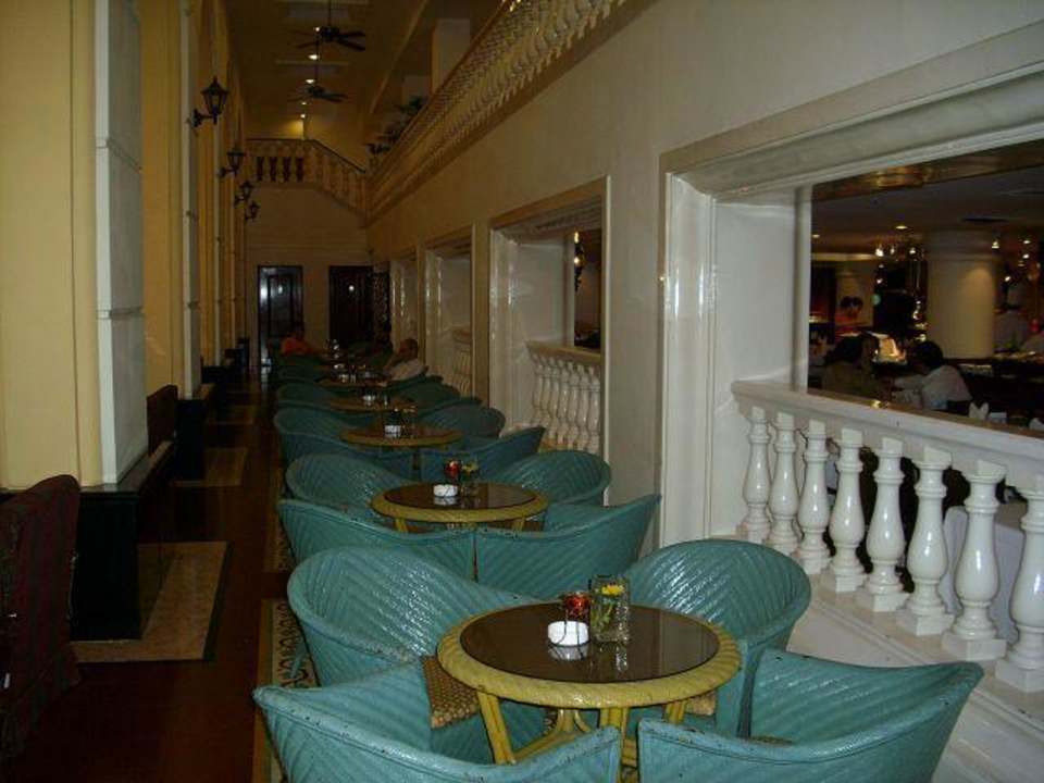 Sitzgruppe am Fruehstücksrestaurant Eastin Grand Hotel Saigo