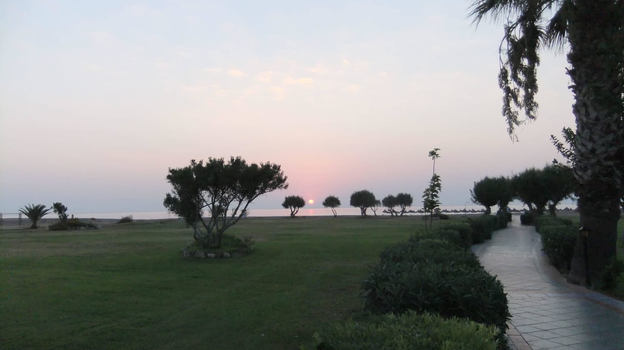 Weg zum Hotelstrand Atrium Palace Thalasso Spa Resort & Villas