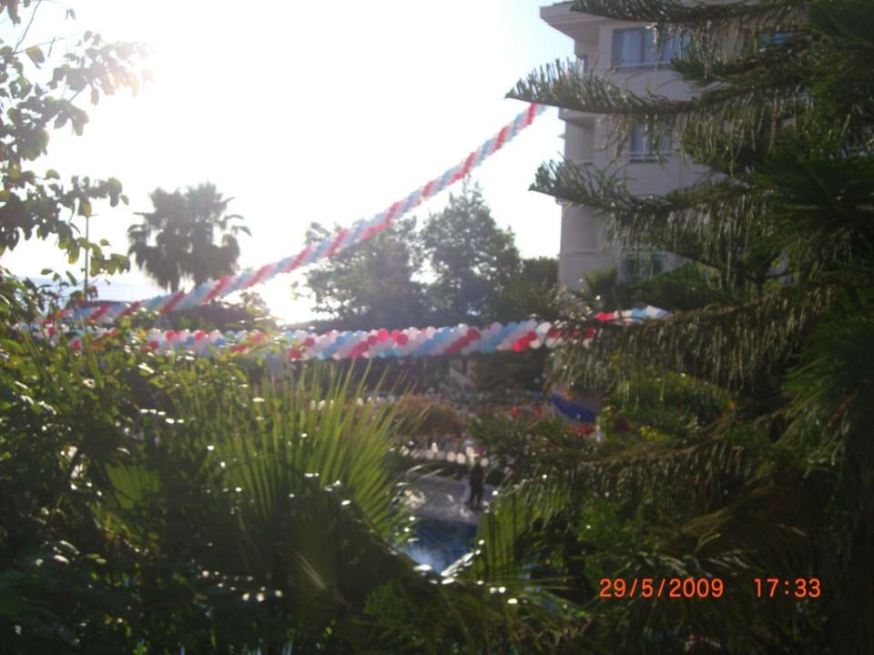 Das Nachbarhotel feiert Side Bay Hotel