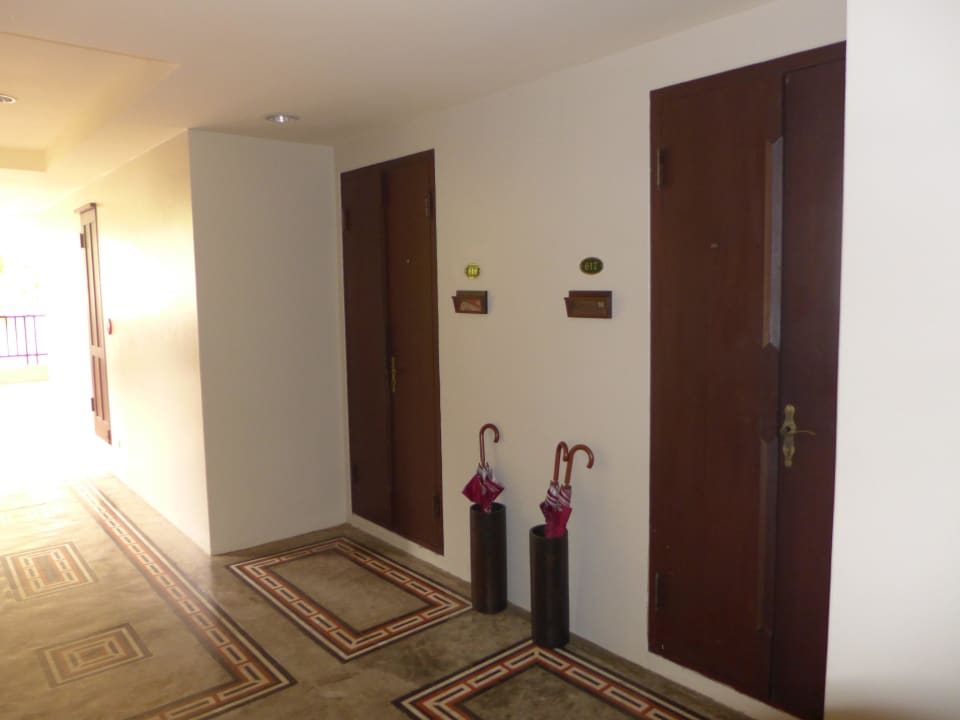 Eingangstür mit Regenschirmen Khaolak Laguna Resort