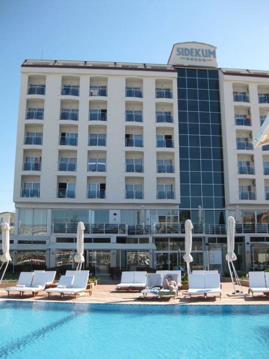 Aussenansicht von der Poolseite zum Hotelgebäude Hotel Sidekum