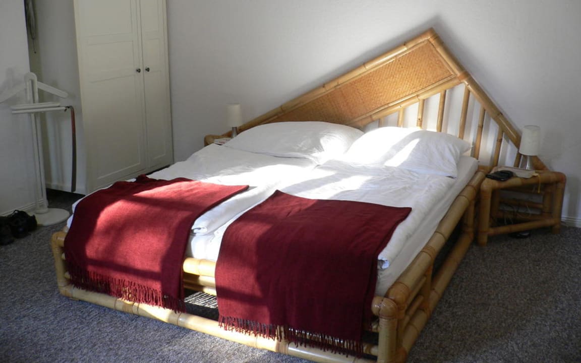 Das Bett im Zimmer Nr. 7 Remise Blumberg, Das kleine Haus im Hof