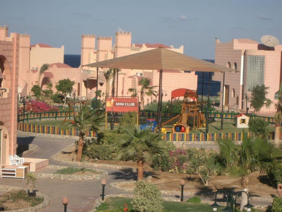Blick auf die Anlage mit Kinderspielplatz Sentido Akassia Beach