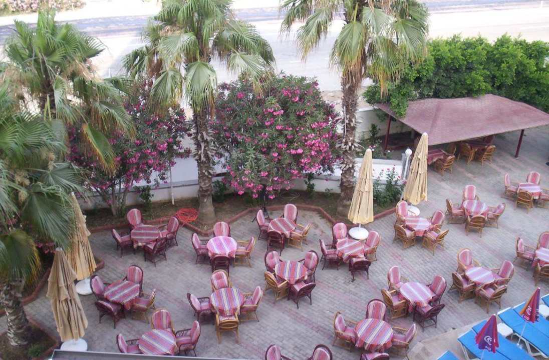 Balkonaussicht auf den Biergarten Doris Aytur Hotel