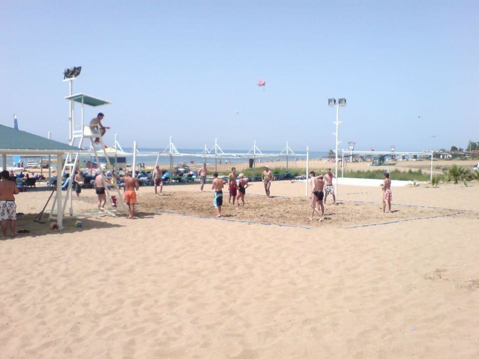 Volleyball in Action am Strand Club Grand Side