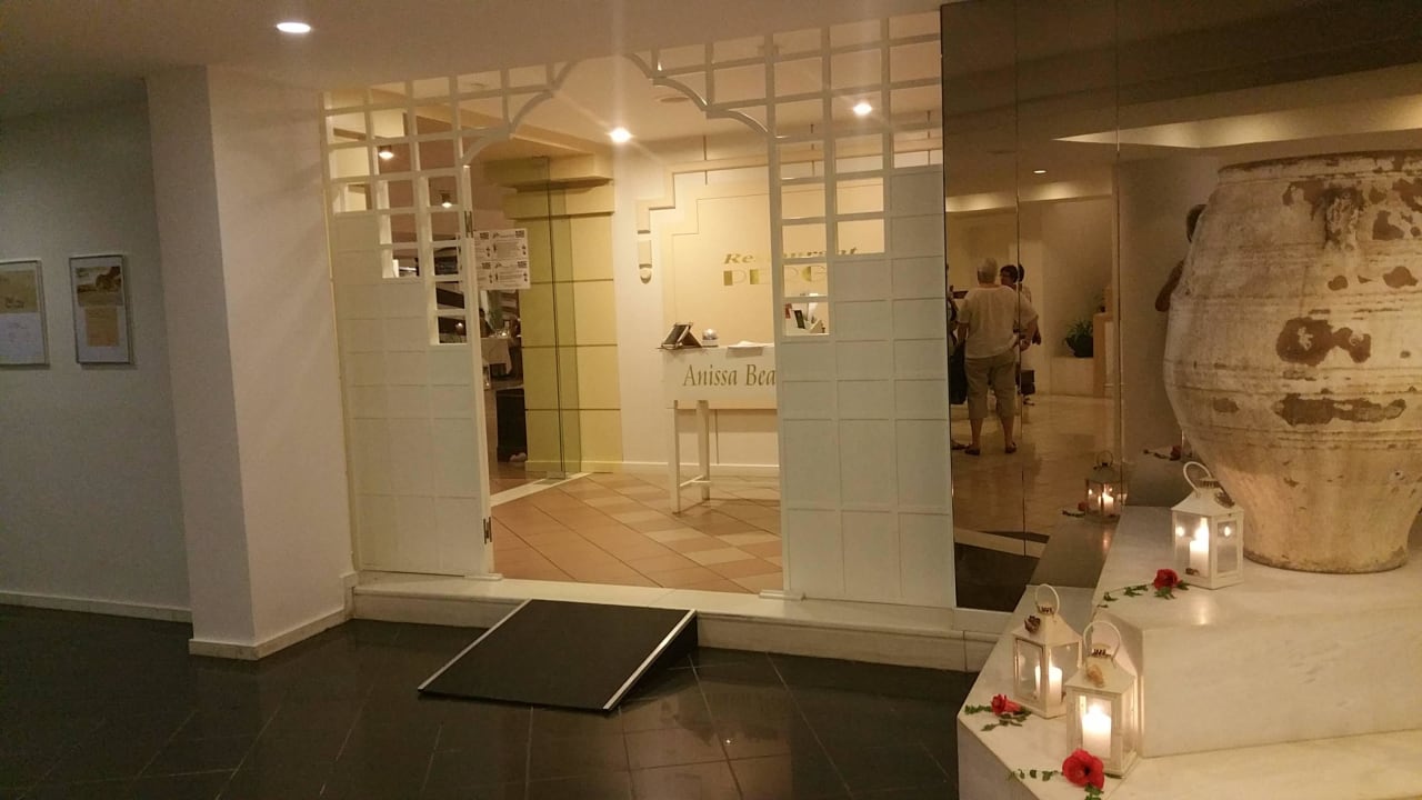 Eingang zum Hauptrestaurant Anissa Beach & Village