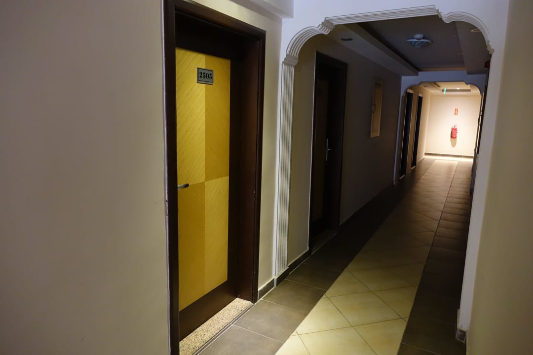 Gang mit Zimmertür Hotel Kahya
