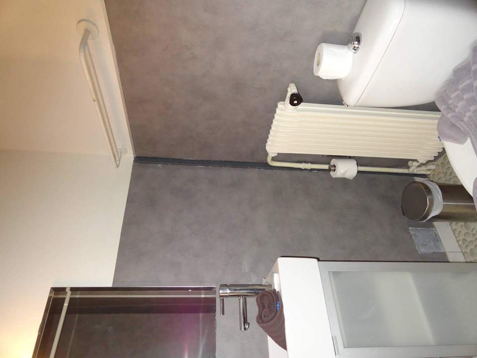 Badezimmer unseres Doppelzimmers Edward's Hotel