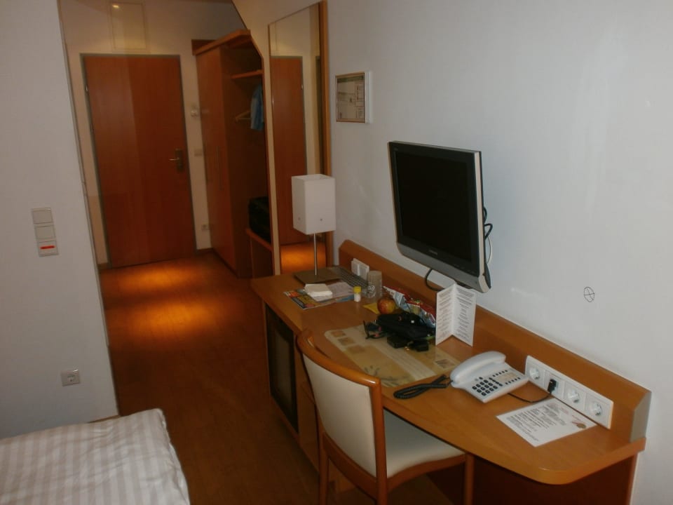 Das Zimmer mit Schreibtisch und TV City Hotel Albrecht