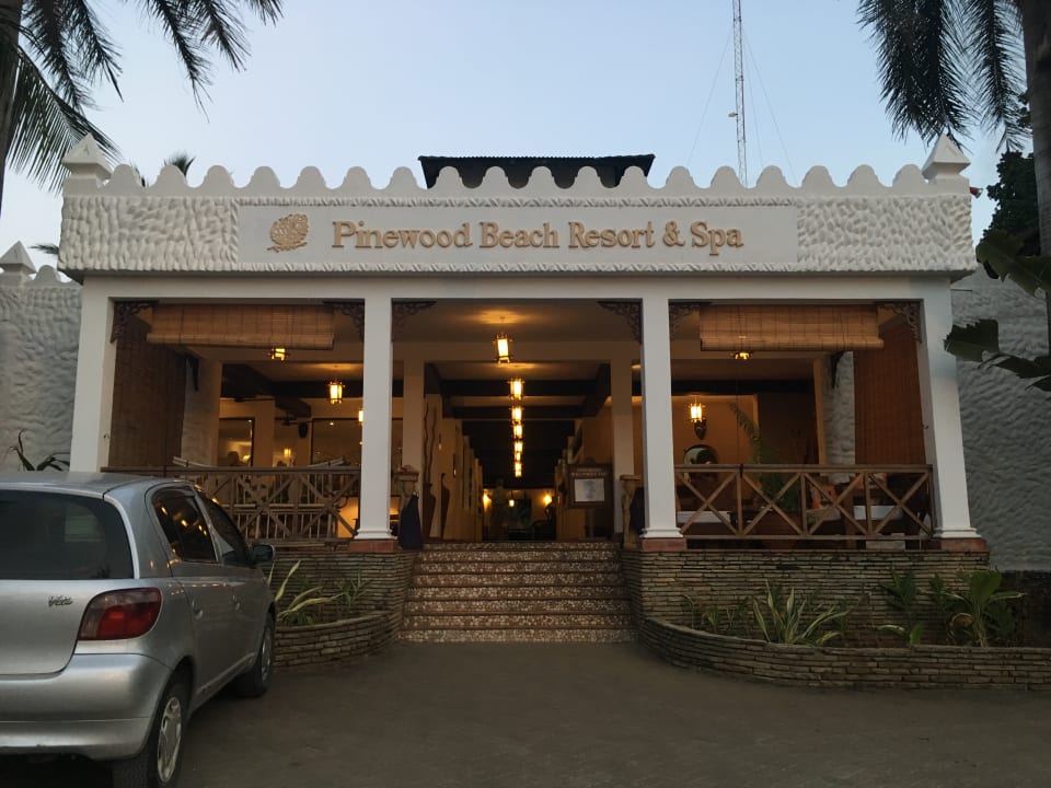 Lobby Hotel Pinewood Beach Resort & Spa