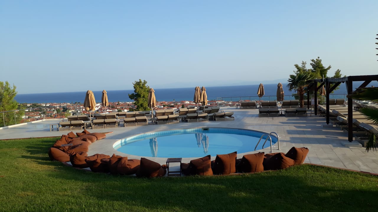 Pool Alia Palace