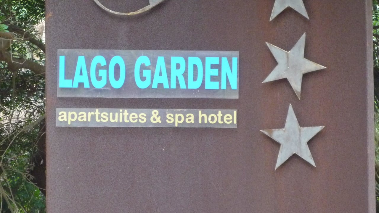 Am Haupteingang Lago Garden