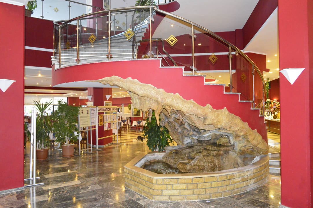 Fischteich unter der Treppe vom Restaurant Hotel Miramare Beach