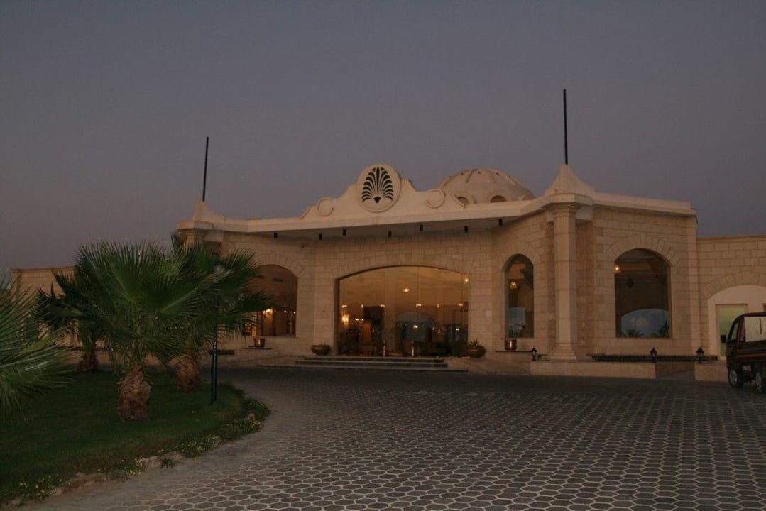 Główne wejście do hotelu Brayka Bay Resort